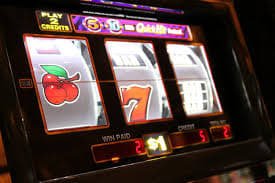 Antarmuka aplikasi mobile indo4dpools menampilkan menu utama dengan opsi permainan kasino langsung, sportsbook, dan slot
